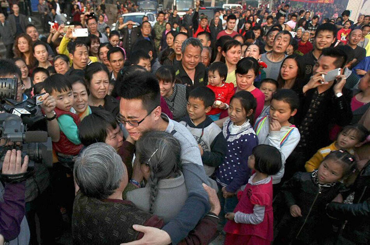 武汉4岁男孩被拐 26年后母子终团聚感动全村 